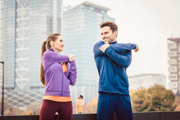 Cuplu atletic exerciții fizice pentru o mai bună fitness în oraș — Fotografie, imagine de stoc