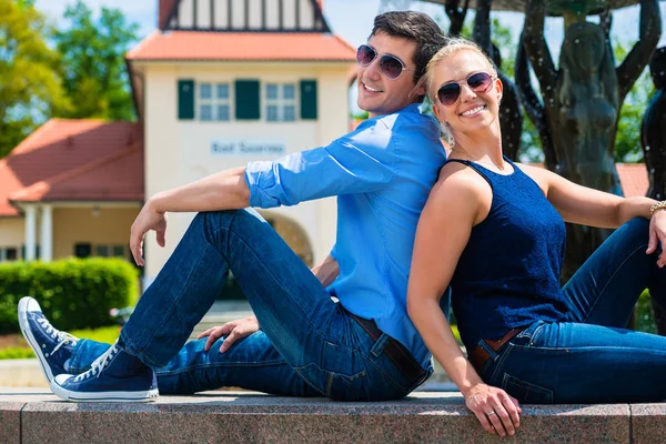 Casal desfrutando no parque — Fotografia de Stock