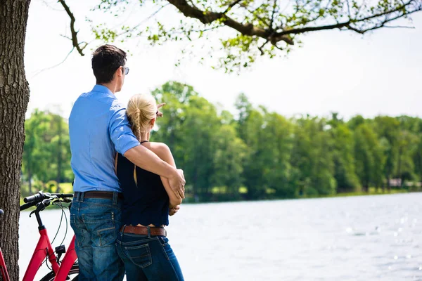 Vue arrière du couple regardant le lac — Photo