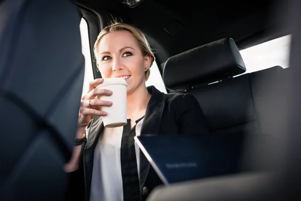 Empresária bebendo café takeaway no carro — Fotografia de Stock