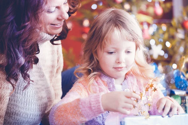 Famiglia il giorno di Natale scartare regali sotto l'albero — Foto Stock