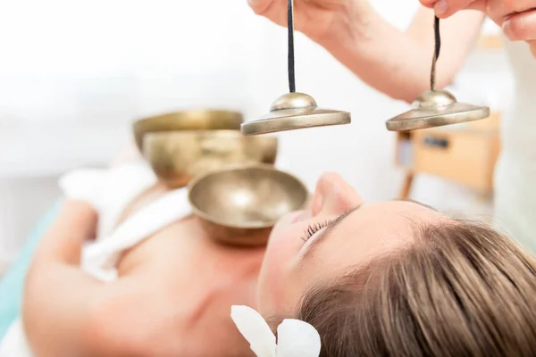 Sound massage with singing bowls and cymbals — Stock Photo, Image