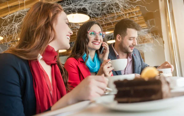 Nízký Úhel Pohledu Moderní Mladé Ženy Mluví Mobilním Telefonu Zároveň — Stock fotografie