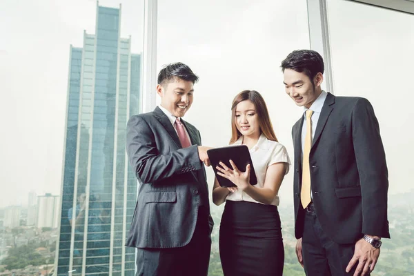 Businesspeople looking at digital tablet — Stock Photo, Image