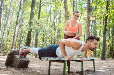 Push-up açık bir spor salonunda yapan sportif erkek