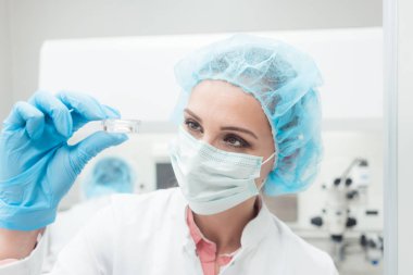 Kadın bilim adamı onun en yeni biyoteknoloji deneme Laboratuarı'nda gösterilen