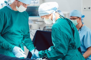 Doktorlar ve cerrahlar hastanede hasta işletim