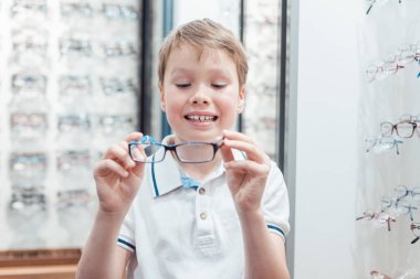 Depodaki yeni onun gözlük ile çok mutlu olmak genç çocuk