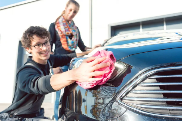 Lámpara de limpieza hombre de servicio del vehículo en lavado de coches —  Fotos de Stock