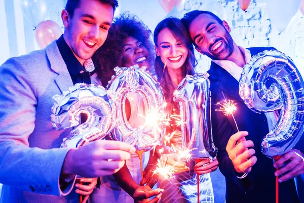 Uomini e donne che festeggiano il nuovo anno 2019 — Foto Stock