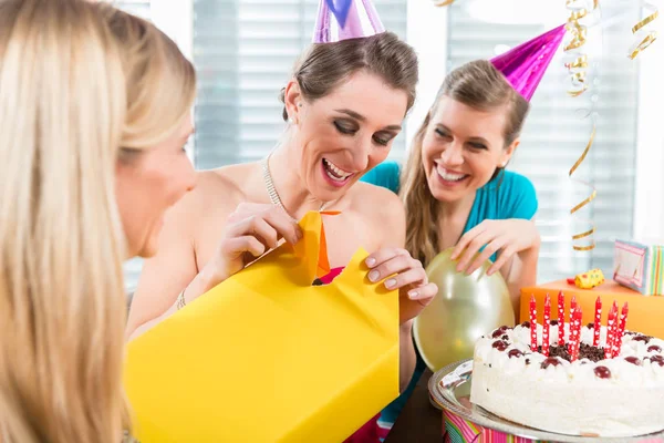 Hermosa mujer abriendo una caja de regalo mientras celebra su nacimiento —  Fotos de Stock