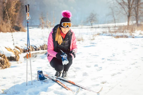 Cross country síző elhelyezés ski nő — Stock Fotó