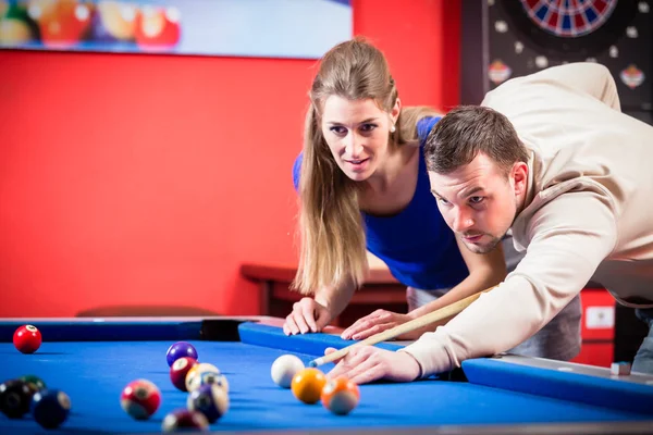 Couple jouant au billard — Photo