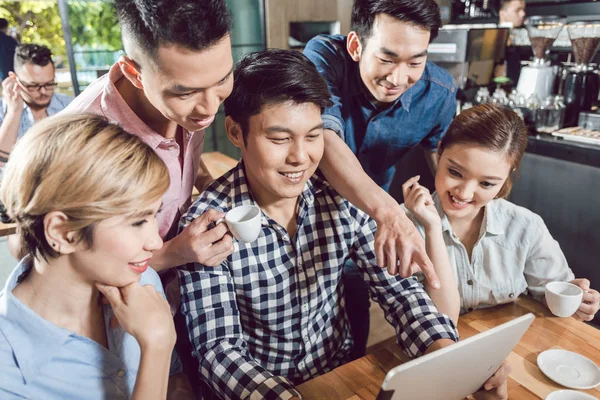 Mann zeigt seinem Freund digitales Tablet — Stockfoto