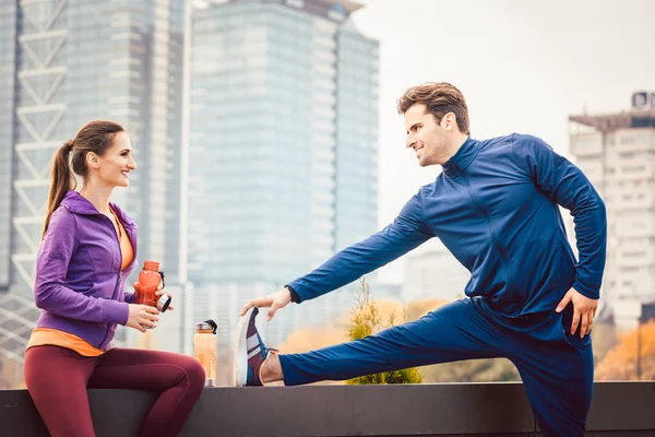Спортивная пара, занимающаяся спортом для улучшения физической формы в городе — стоковое фото