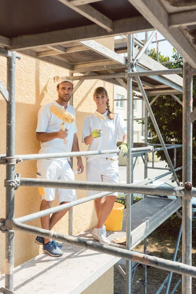 Zwei Maler auf einem Gerüst blicken in die Kamera — Stockfoto