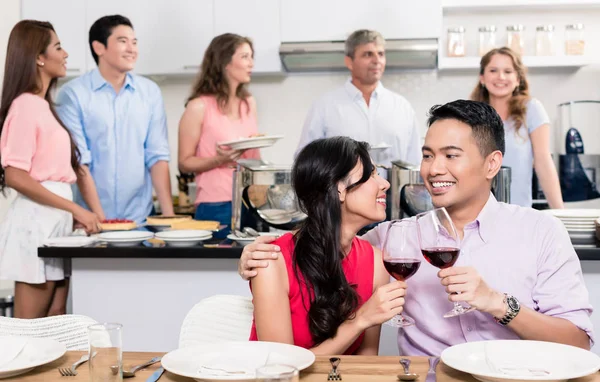 Coppia amorevole godendo la bevanda — Foto Stock