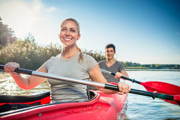 Femme kayak avec son petit ami — Photo
