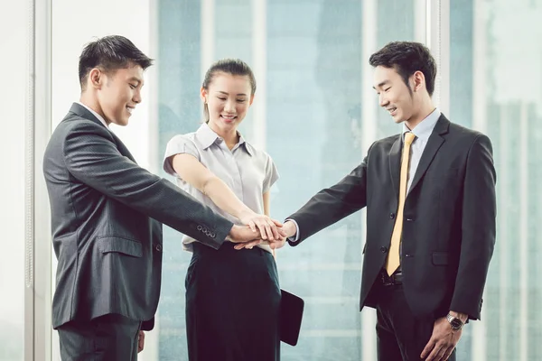 Ondernemers stapelen elkaars hand — Stockfoto