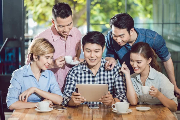 친구 카페에서 디지털 태블릿을 보고 웃 고 — 스톡 사진