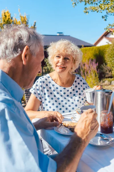 Happy Elderly Woman Man Eating Breakfast Sitting Garden Outdoors Summer — Stock Photo, Image