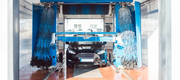 Bürste beim Wenden in Waschanlage mit Fahrzeug darin — Stockfoto