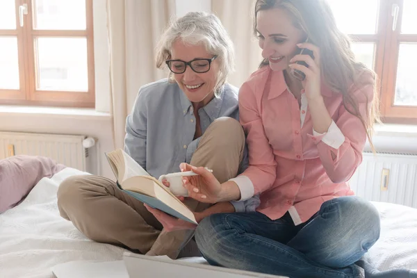 Madre e hija que lideran el negocio familiar desde casa — Foto de Stock