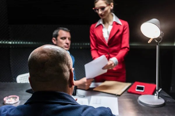 Suspect or witness during police interrogation — Stock Photo, Image
