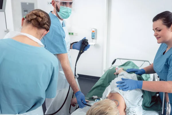 Команда врачей в больнице при эндоскопии осматривает фотографии — стоковое фото