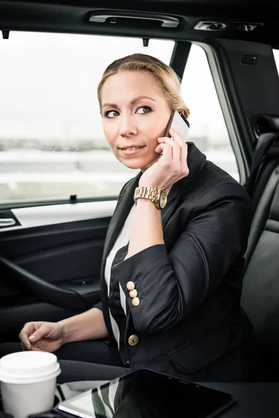 Junge Geschäftsfrau im Auto unterwegs — Stockfoto