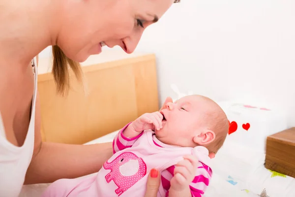 彼女の生まれたばかりの赤ちゃんを運ぶ女性 — ストック写真