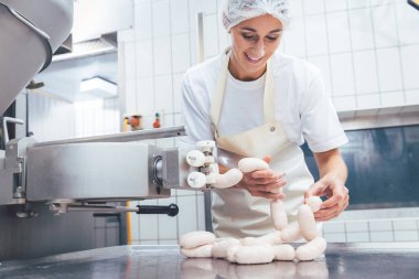 Kasaplık içinde sosis yapma kadın 