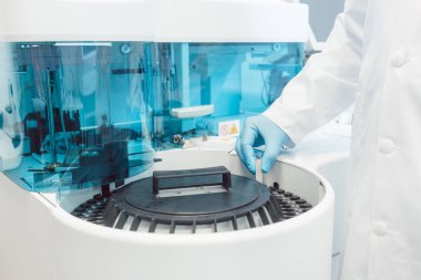 Doktor kan tüpler santrifüj makinesi için test koyarak