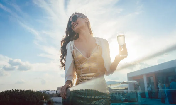 Kvinna med champagne på sommarfest — Stockfoto