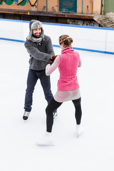 Casal romântico patinação no gelo — Fotografia de Stock