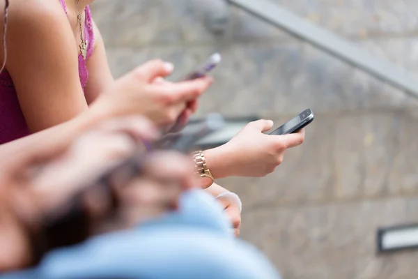 Close Friends Hand Texting Message Smartphone Outdoors — Stock Photo, Image