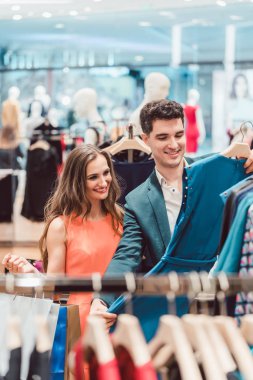 Moda maddeleri ile yüksek son butik alışveriş çift