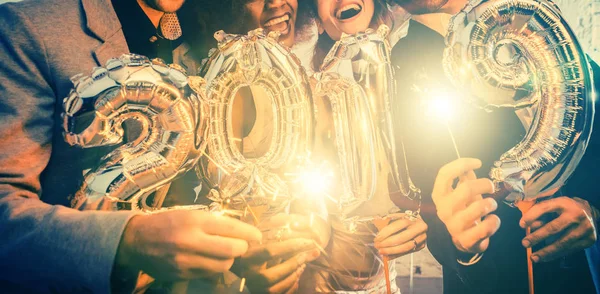 Grupo de pessoas de festa comemorando a chegada de 2019 — Fotografia de Stock