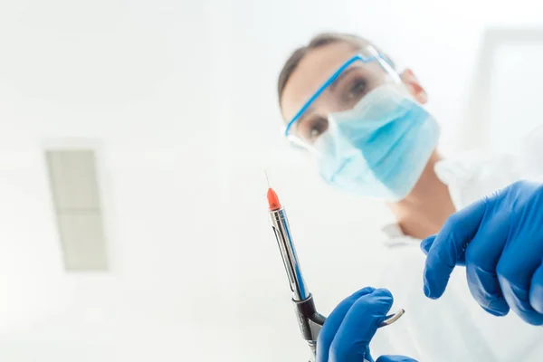 Dentista com seringa para injetáveis de anestésico do ponto de vista — Fotografia de Stock