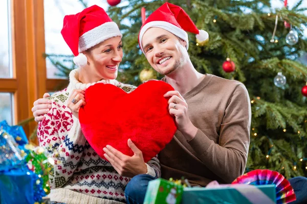 Feliz Hombre Mujer Bajo Árbol Navidad Con Regalos —  Fotos de Stock