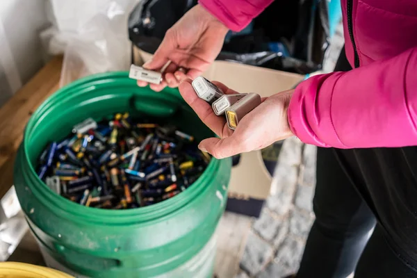Batteries jetées dans un centre de recyclage — Photo