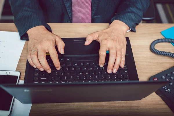 Businessman typing on laptop — Stock Photo, Image