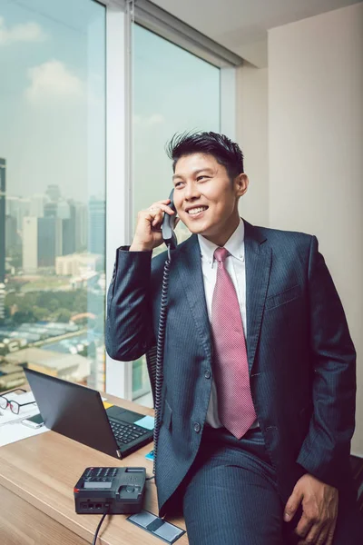 電話で話している幸せの実業家 — ストック写真