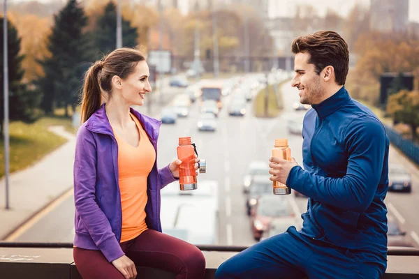 Mujer Hombre Bebiendo Agua Descanso Del Entrenamiento Fitness Con Paisaje — Foto de Stock