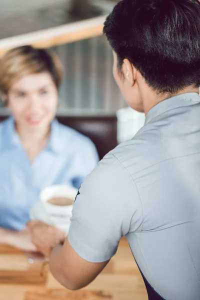 Kellner serviert Kaffee an Kundin — Stockfoto