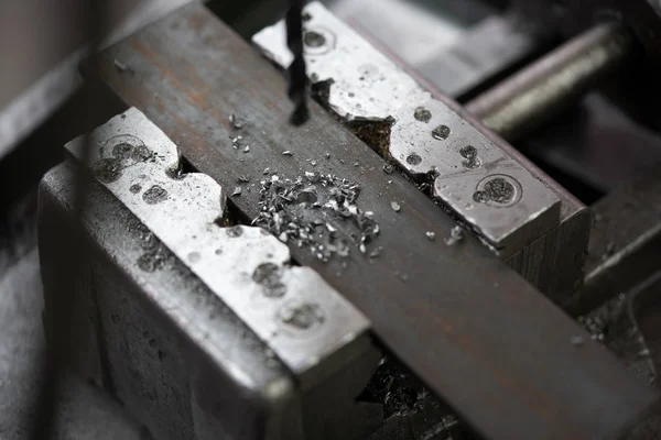 Fazendo um buraco em um pedaço de metal — Fotografia de Stock