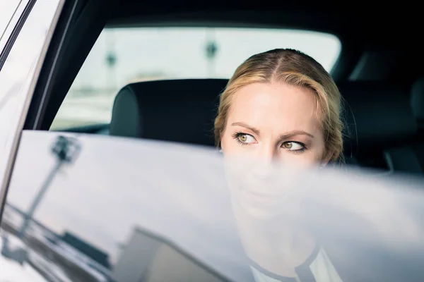 Schöne Geschäftsfrau im Auto unterwegs — Stockfoto