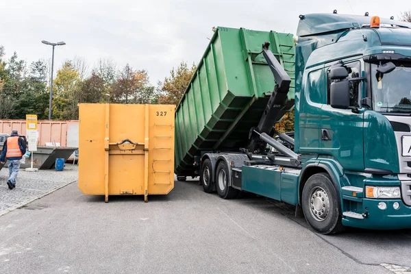 Recipiente de carregamento de caminhão com resíduos no centro de reciclagem — Fotografia de Stock