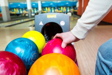 Bowling topu raf malzeme çekme kişi