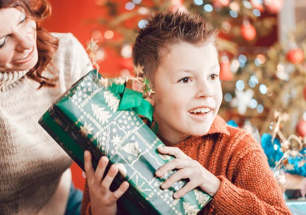 크리스마스, 행복 한 가족, 아들, 어머니 선물 unwrapping — 스톡 사진